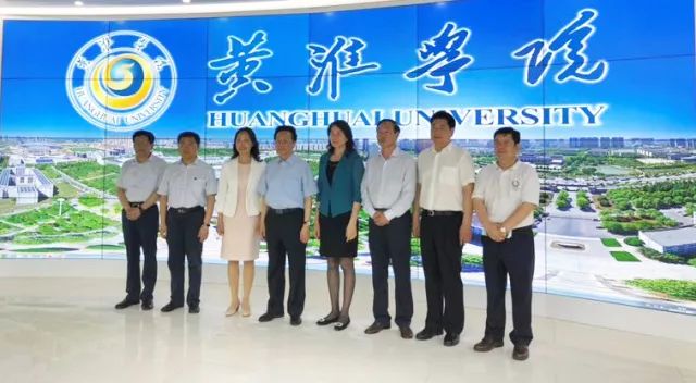 中華職業(yè)教育社理事長(zhǎng)陳昌智、河南省副省長(zhǎng)霍金花一行參觀展廳